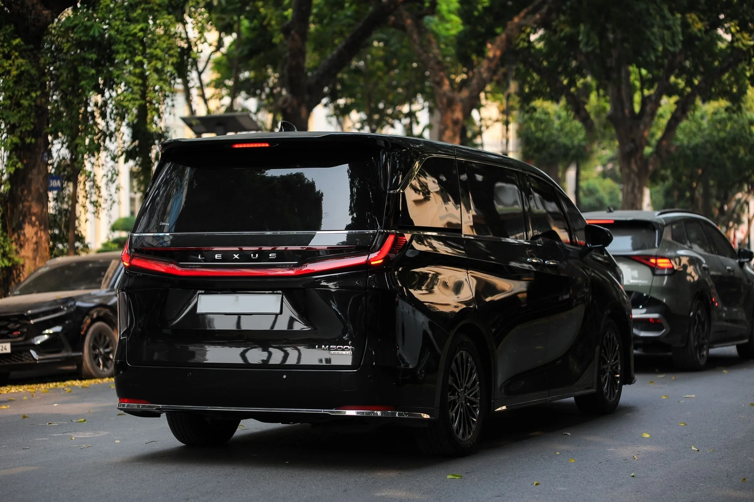 Чёрный минивэн Lexus LM